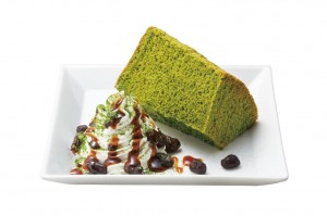 抹茶シフォンケーキ　黒蜜と大納言小豆を添えて
